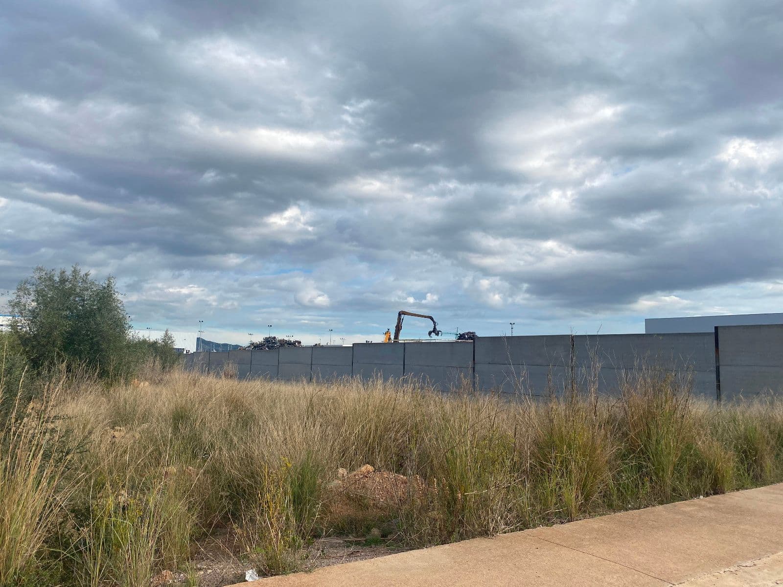 Parcela industrial de 15.360 m² junto al centro logístico Amazon en Onda - 2