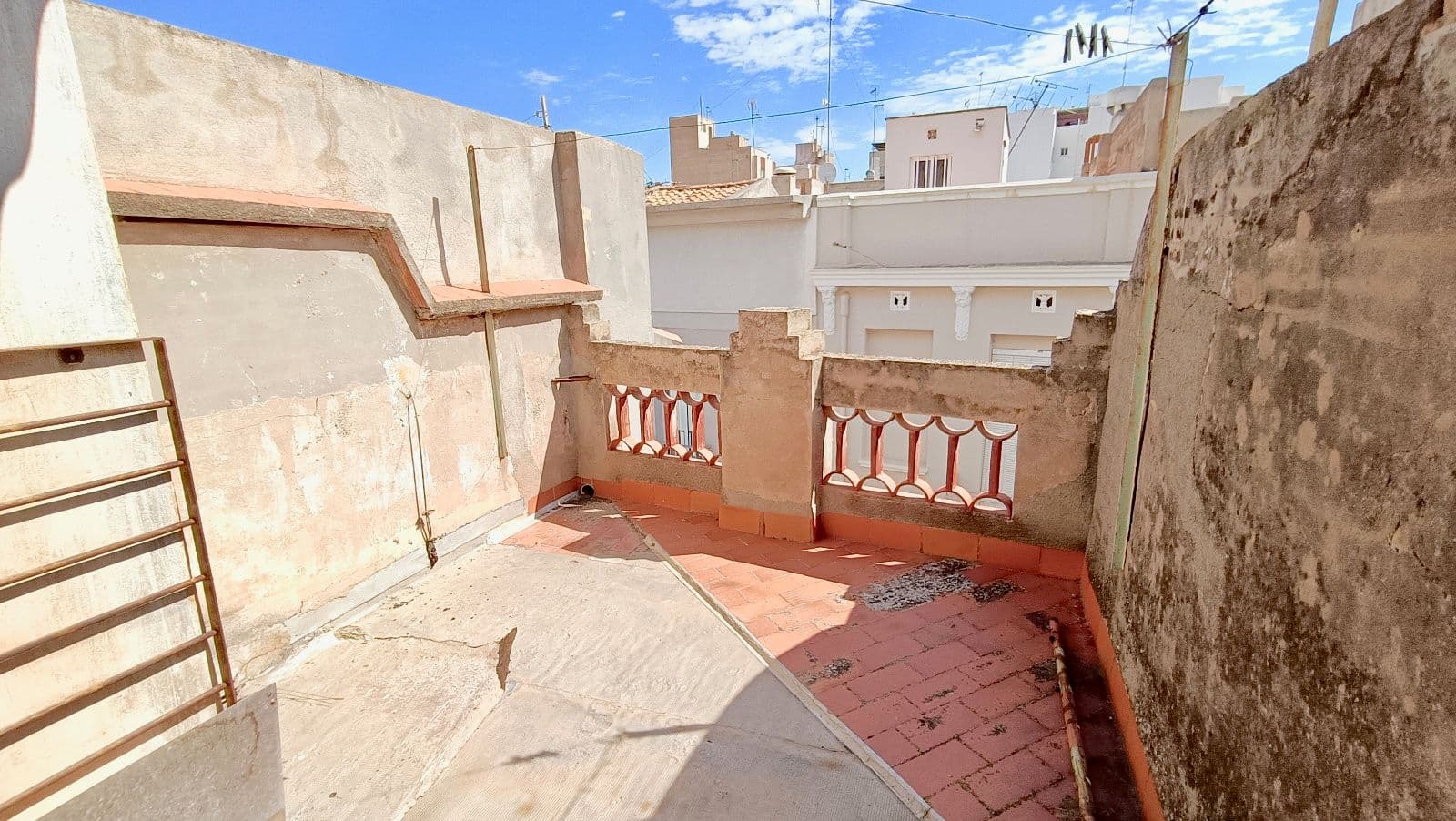 Dos casas unidas con terraza para reformar en el centro de Vila-real