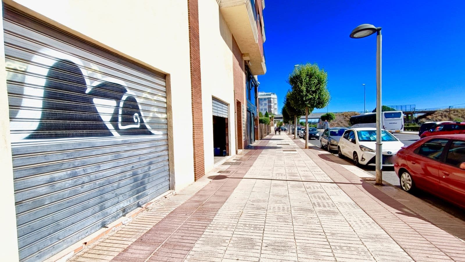 Local con salida de humos y terraza en zona Piscinas de Vila-real