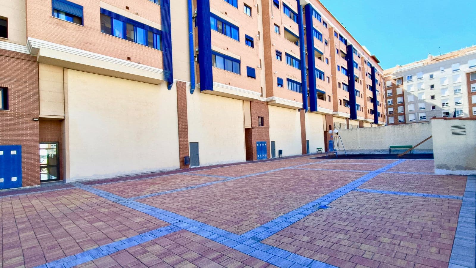 Local con salida de humos y terraza en zona Piscinas de Vila-real - 5