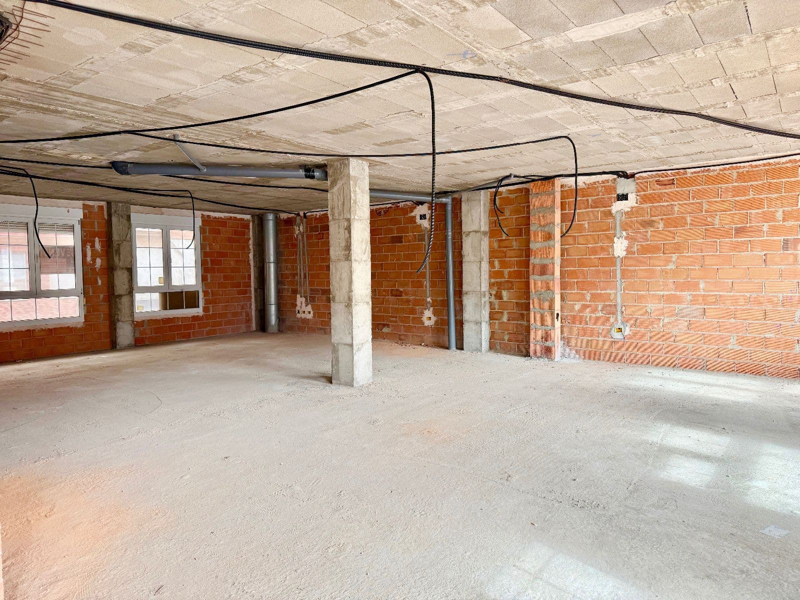 Entresuelos a reformar con gran potencial en zona Piscinas - 3