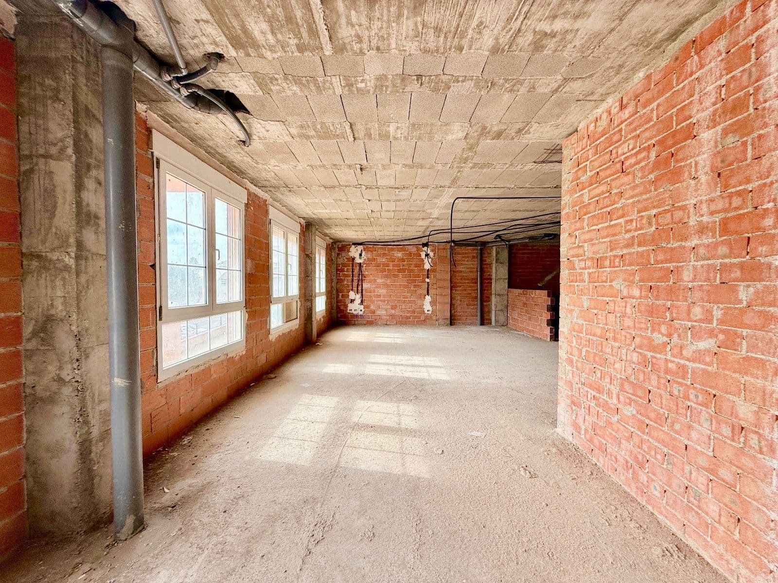 Entresuelos a reformar con gran potencial en zona Piscinas