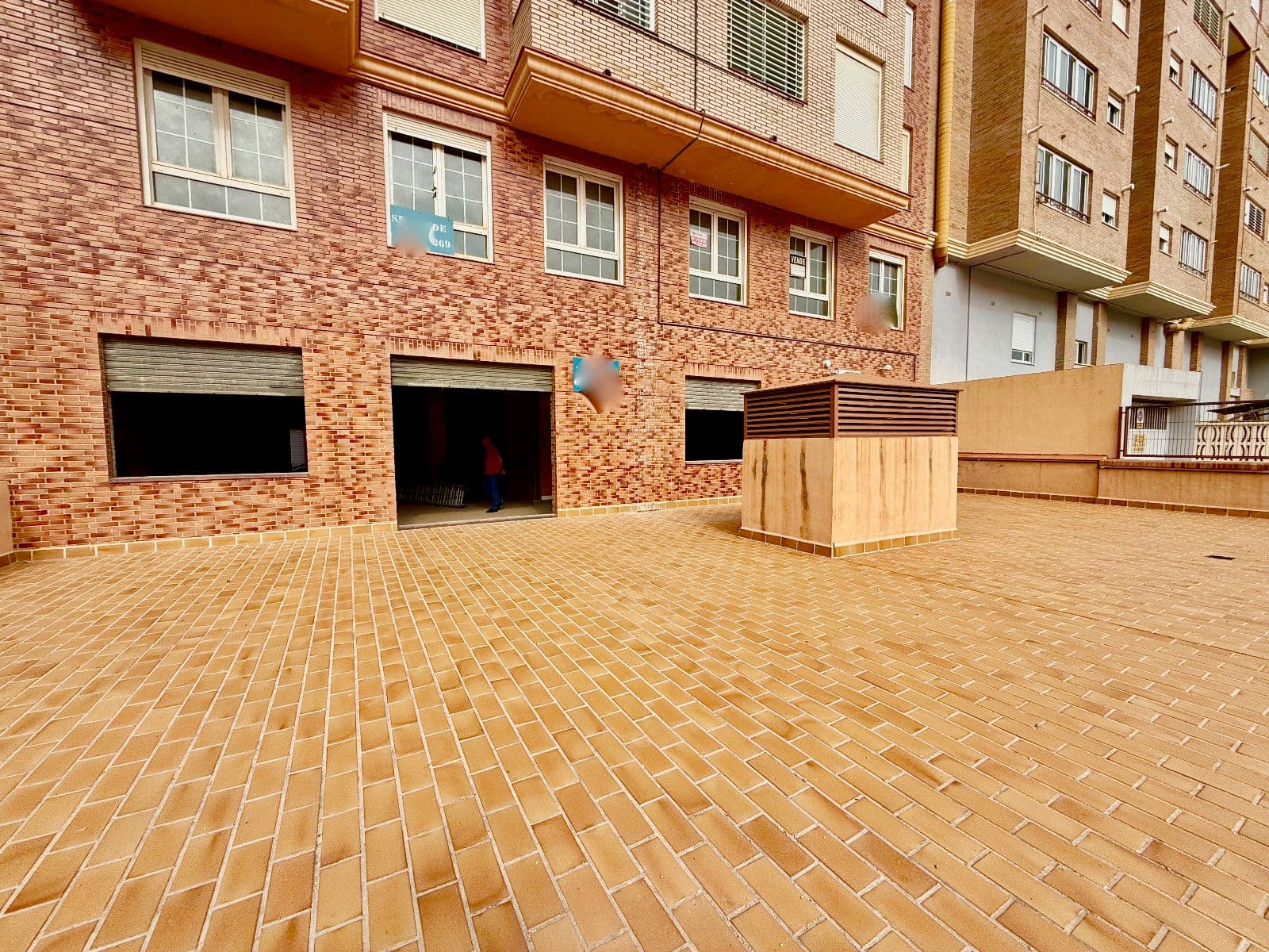 Local en venta con terraza en zona Piscinas de Vila-real