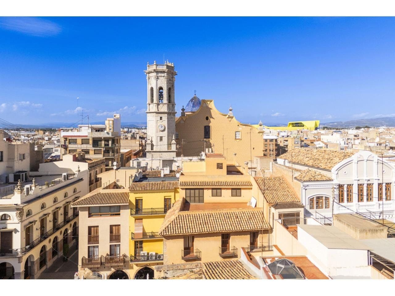 Casa con encanto en el centro de Vila-real con terraza y amplitud - 2