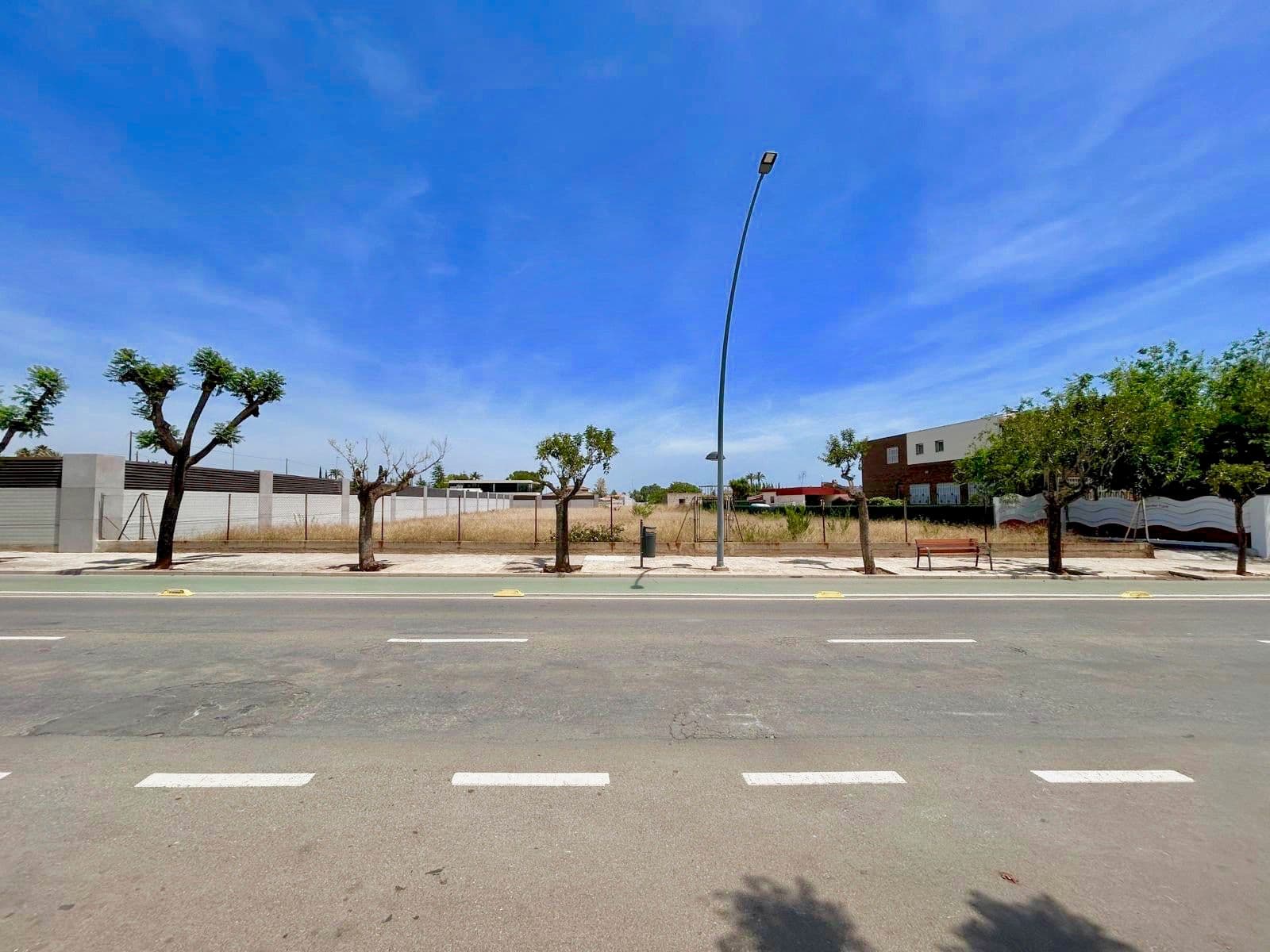 Terreno urbano de 5.846 m² en Madrigal con amplia fachada - 2