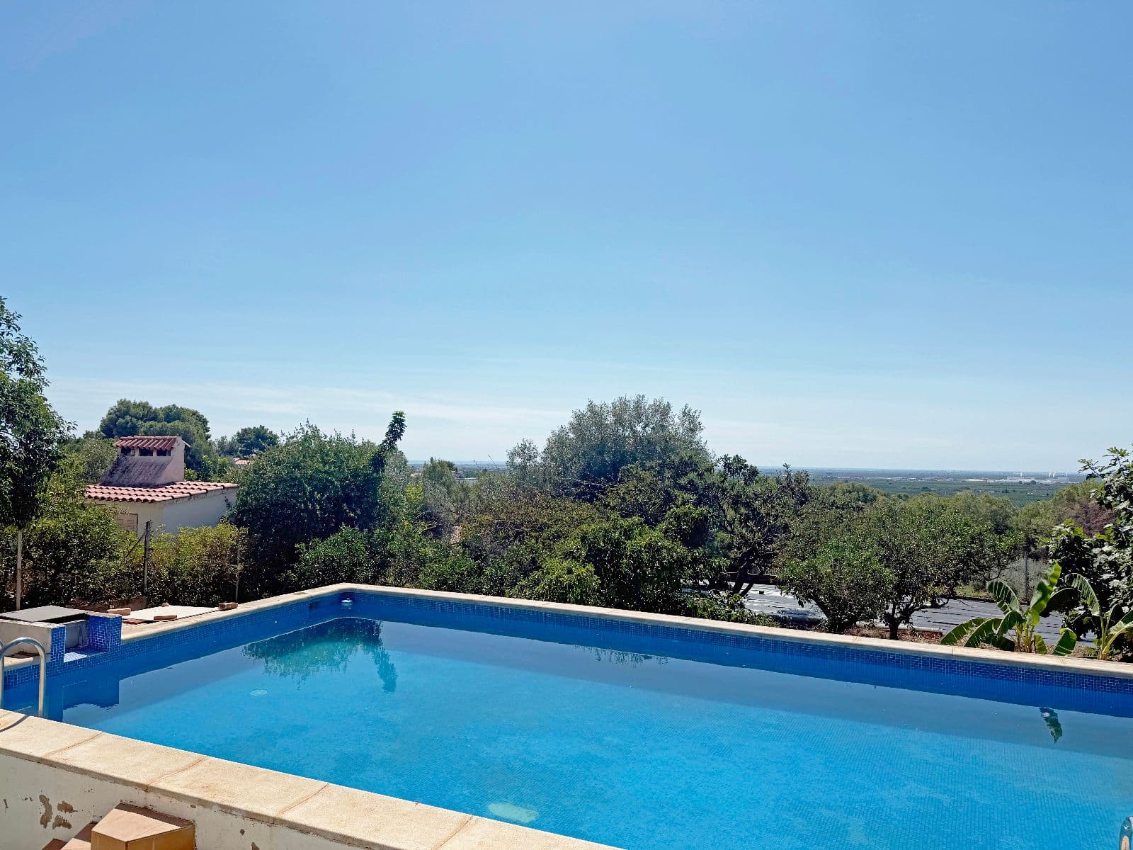 Chalet con piscina y parcela de 1.300 m² en urbanización de Onda