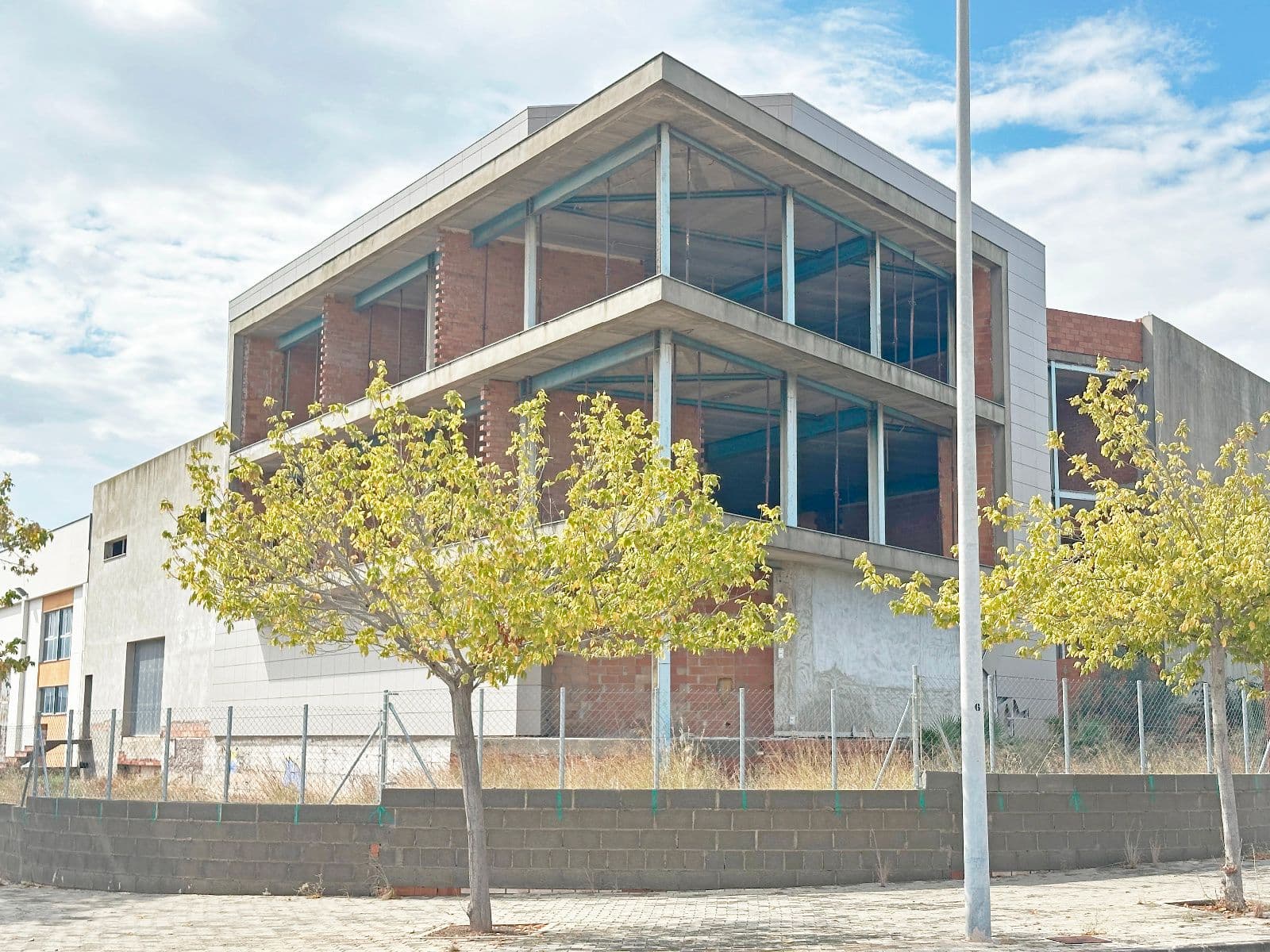 Inmueble en La Vall d’Uixó con nave, oficinas y aparcamiento