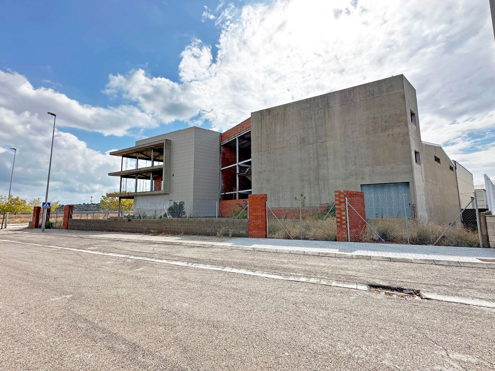 Inmueble en La Vall d’Uixó con nave, oficinas y aparcamiento