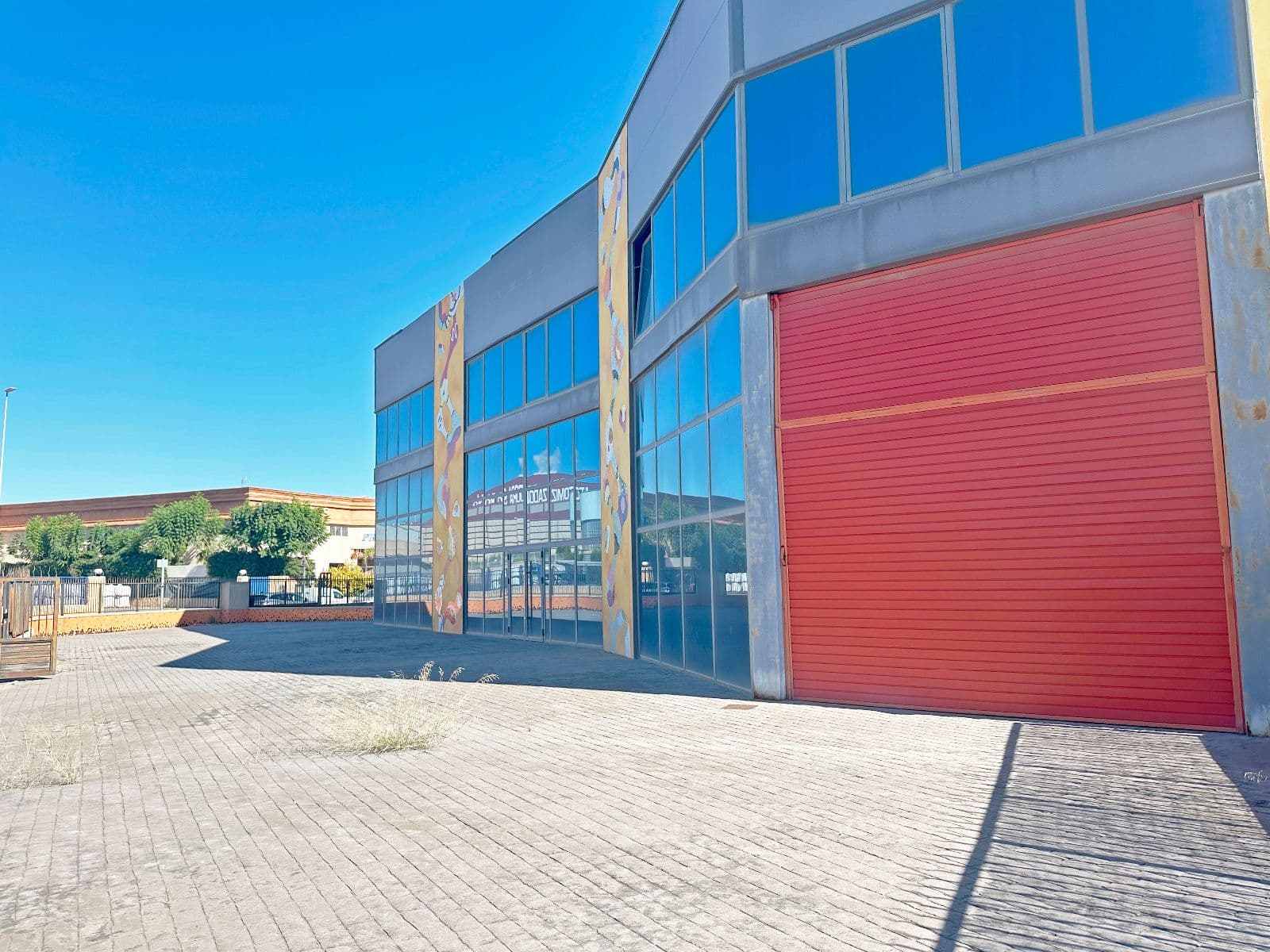 Nave industrial en Onda con patio y oficinas