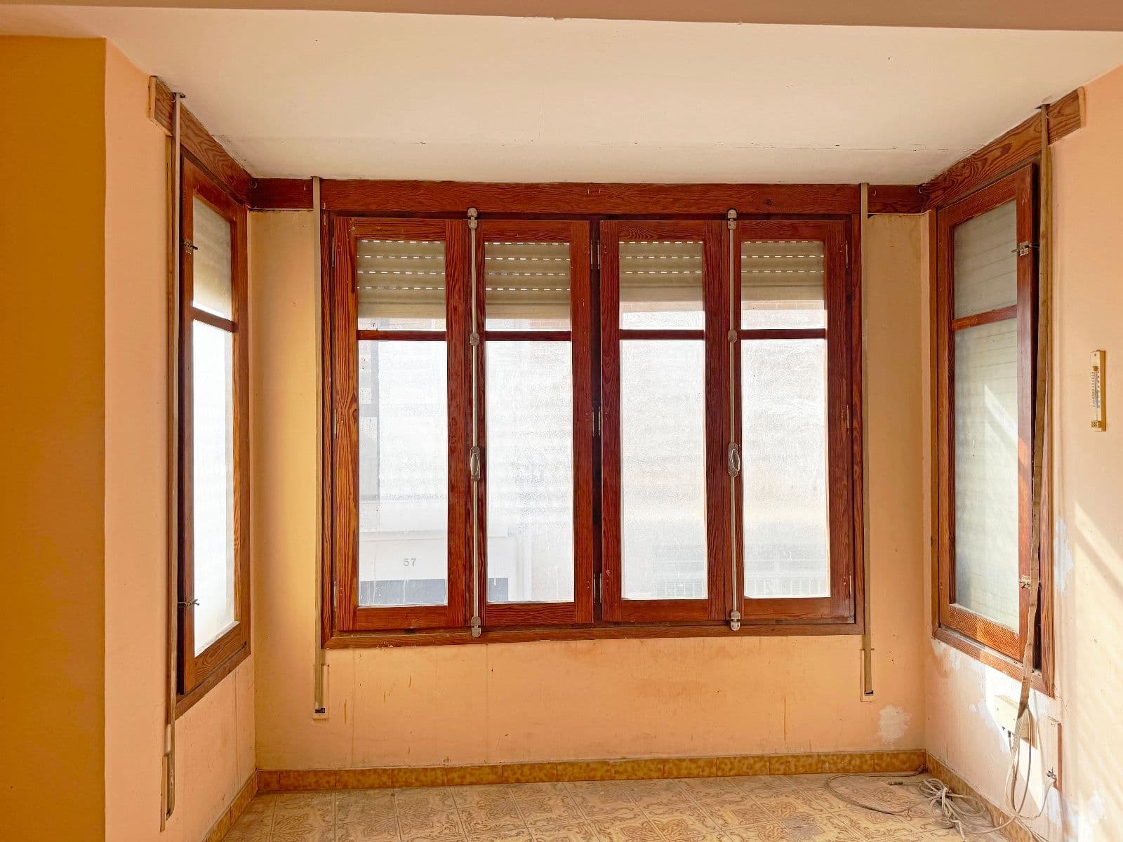 Casa amplia en Castellón con garaje, terraza y múltiples posibilidades - 4