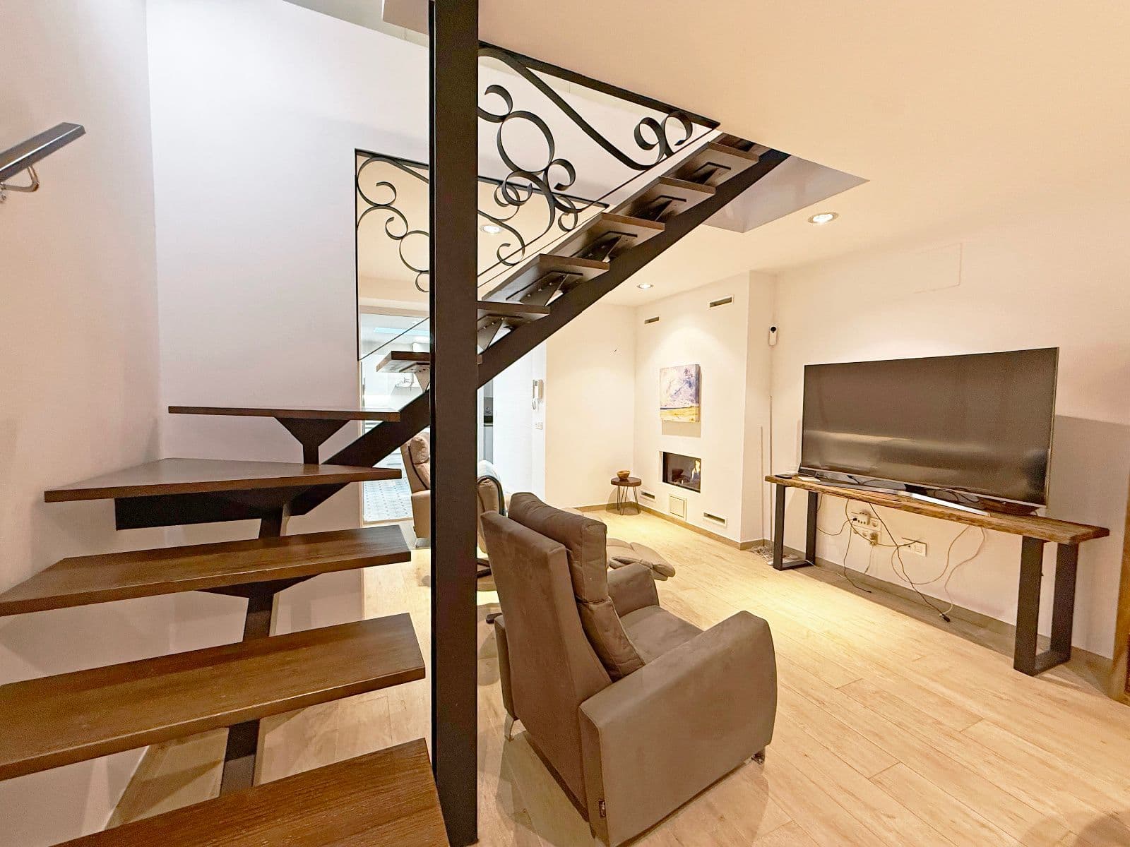 Casa de tres plantas reformada con patio en Castellón - 4