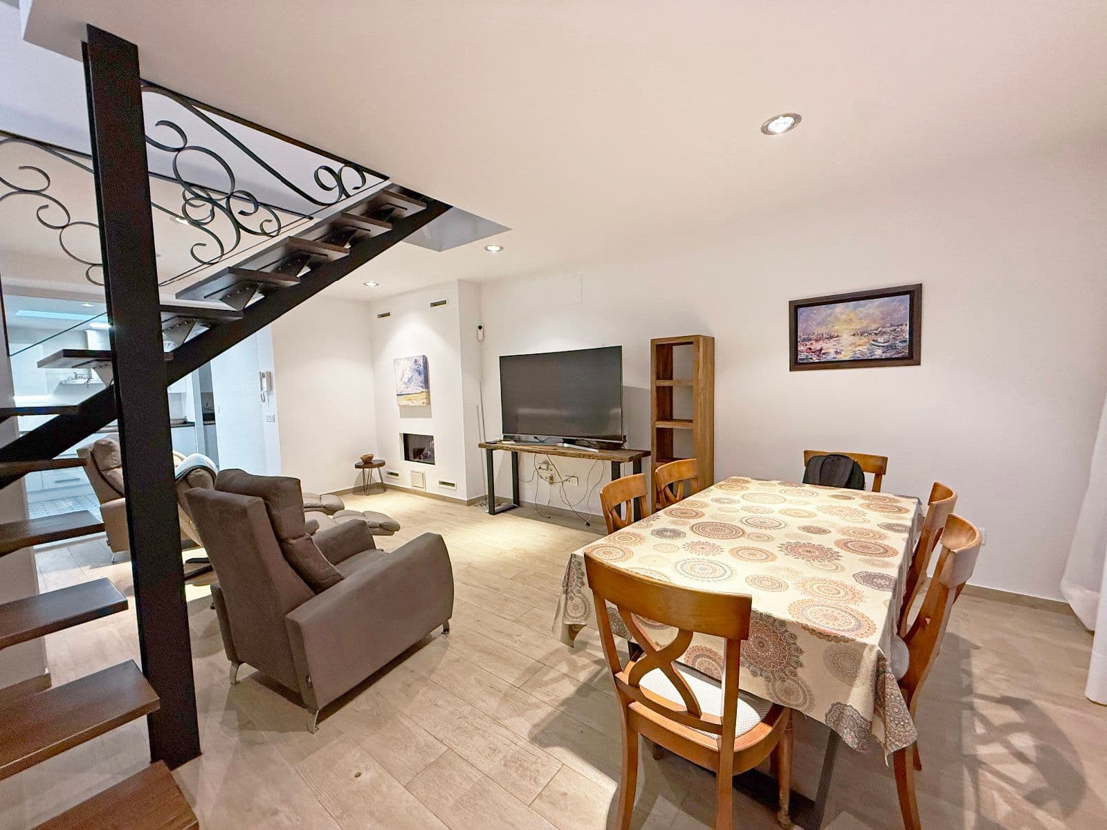 Casa de tres plantas reformada con patio en Castellón - 5