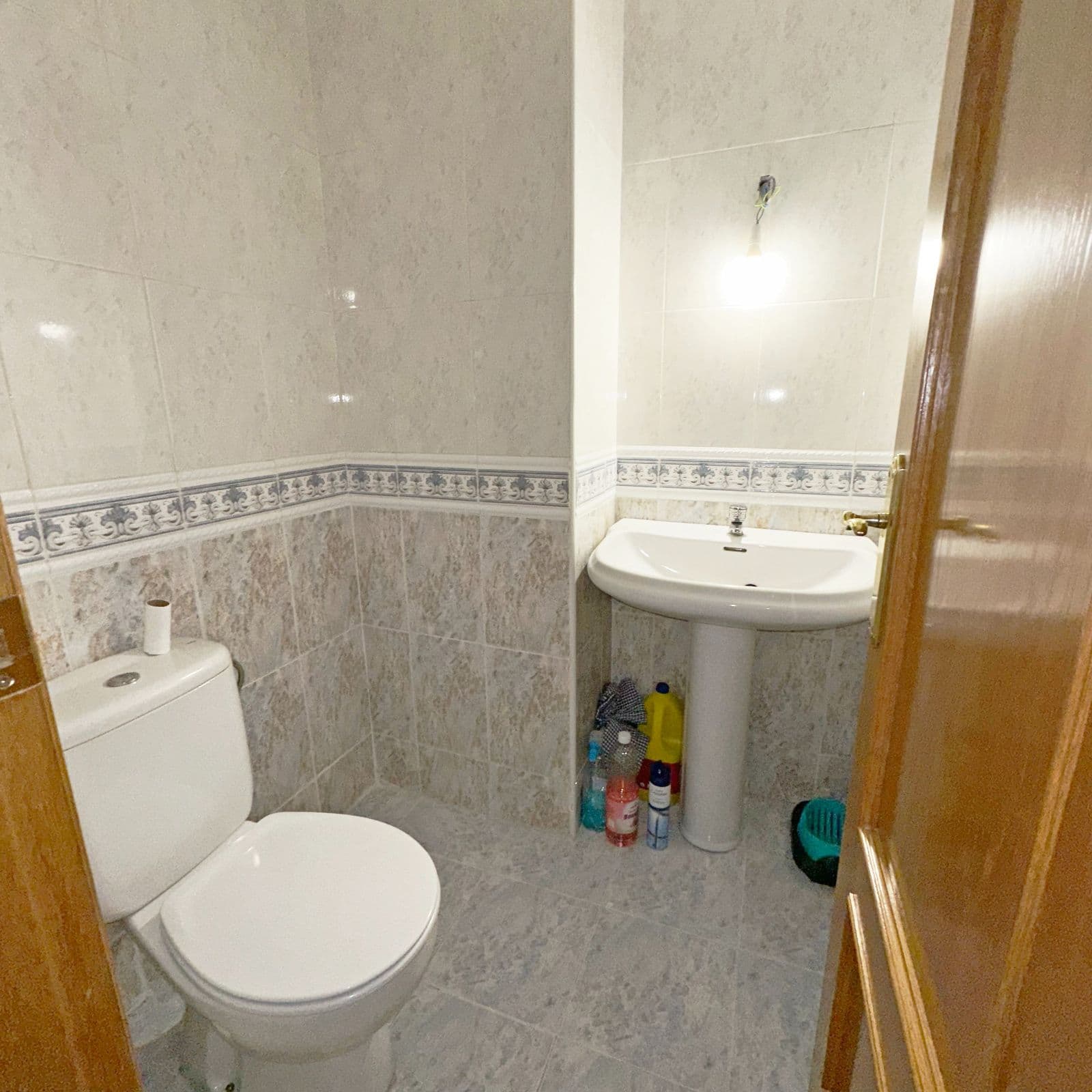 Local en chaflán a estrenar en zona visible - 4