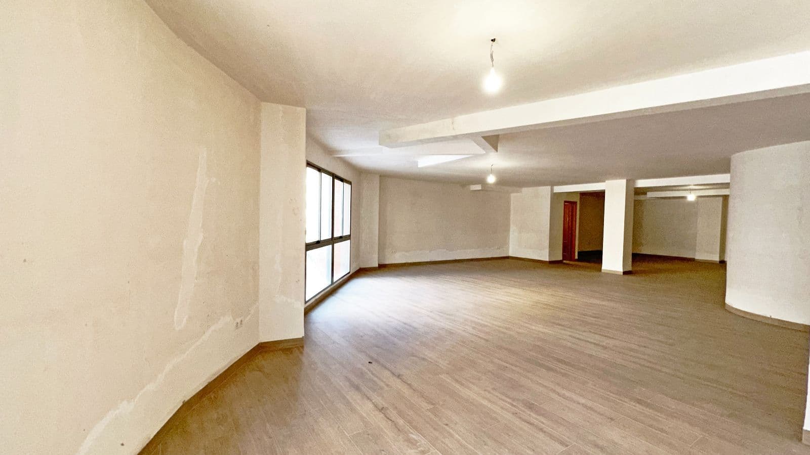 Local en chaflán a estrenar en zona visible