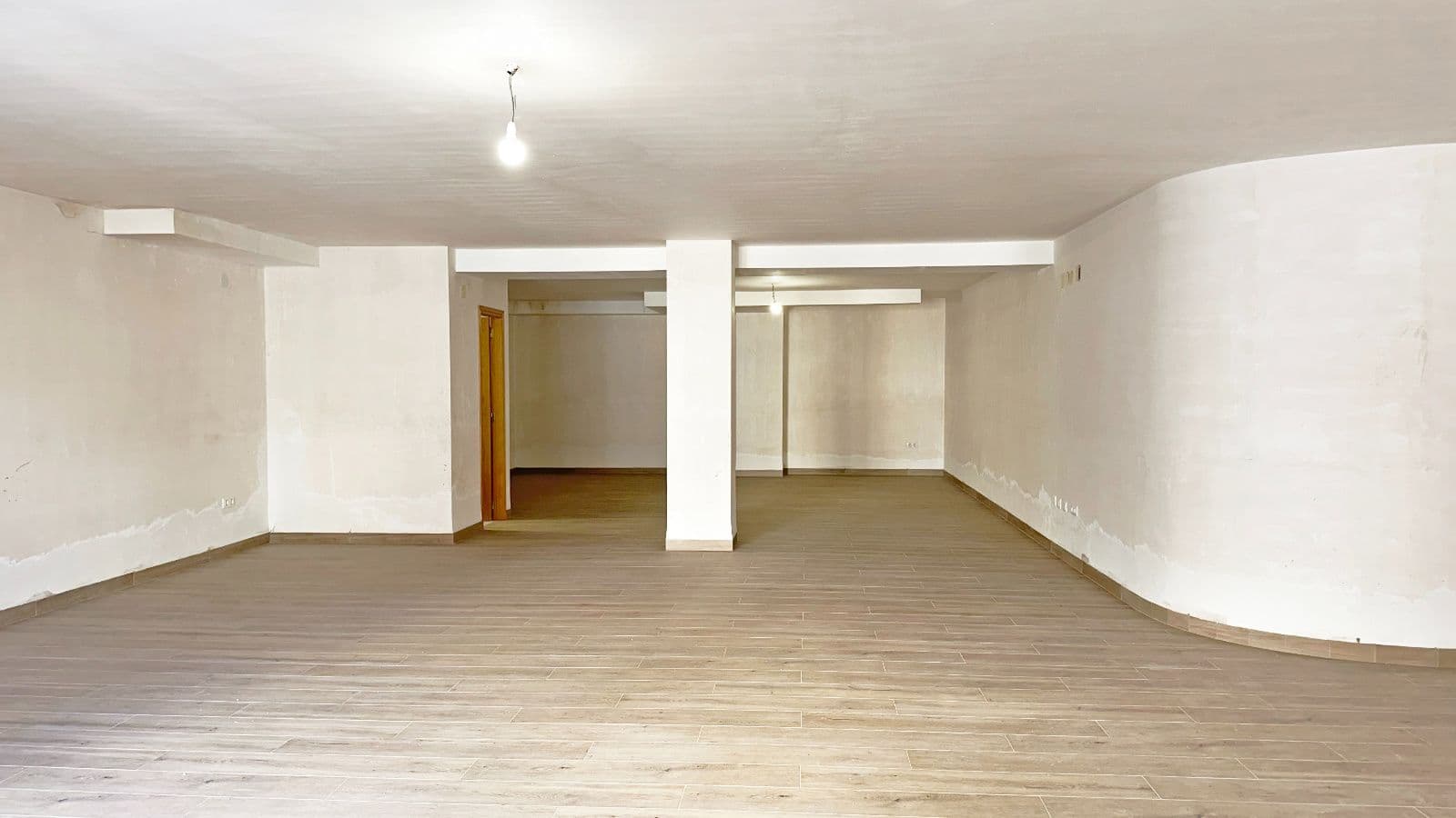 Local en chaflán a estrenar en zona visible - 2