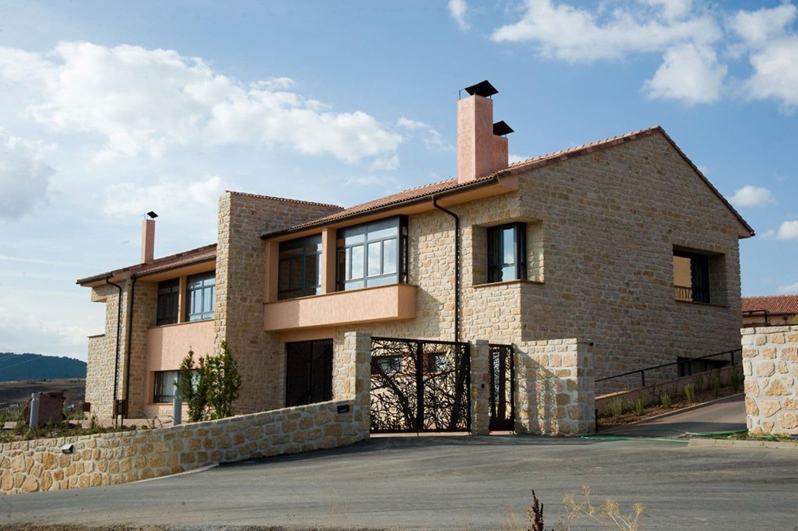 Hotel con apartamentos y piscina en Orea