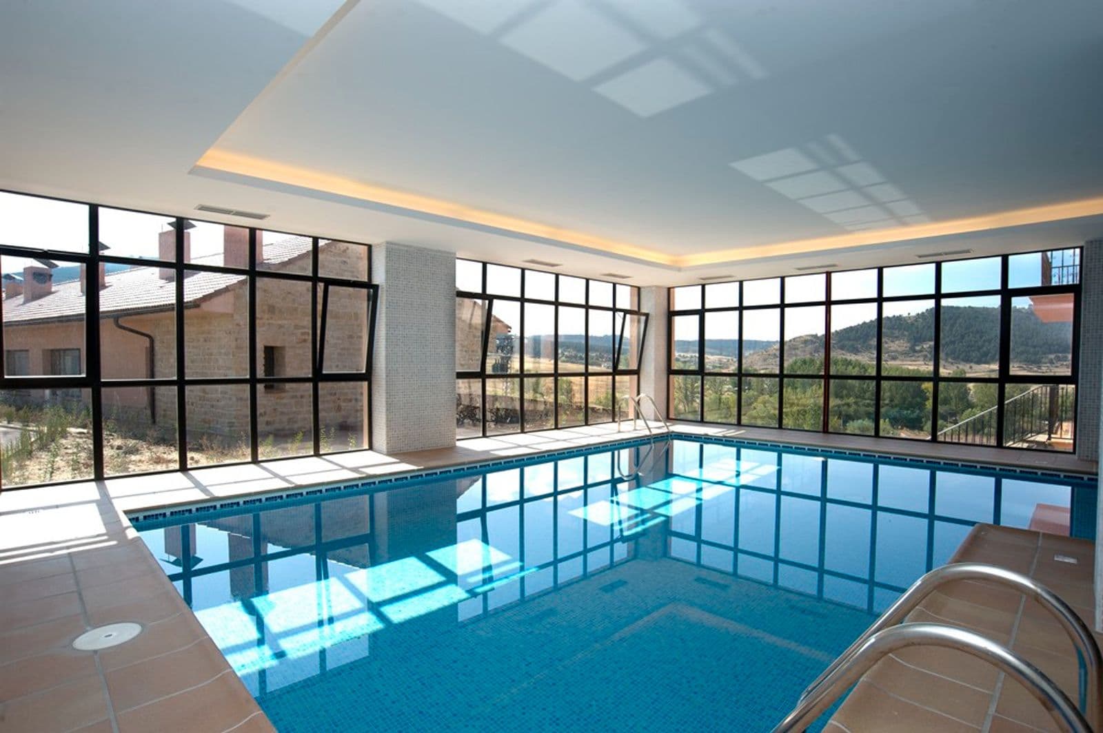 Hotel con apartamentos y piscina en Orea - 2