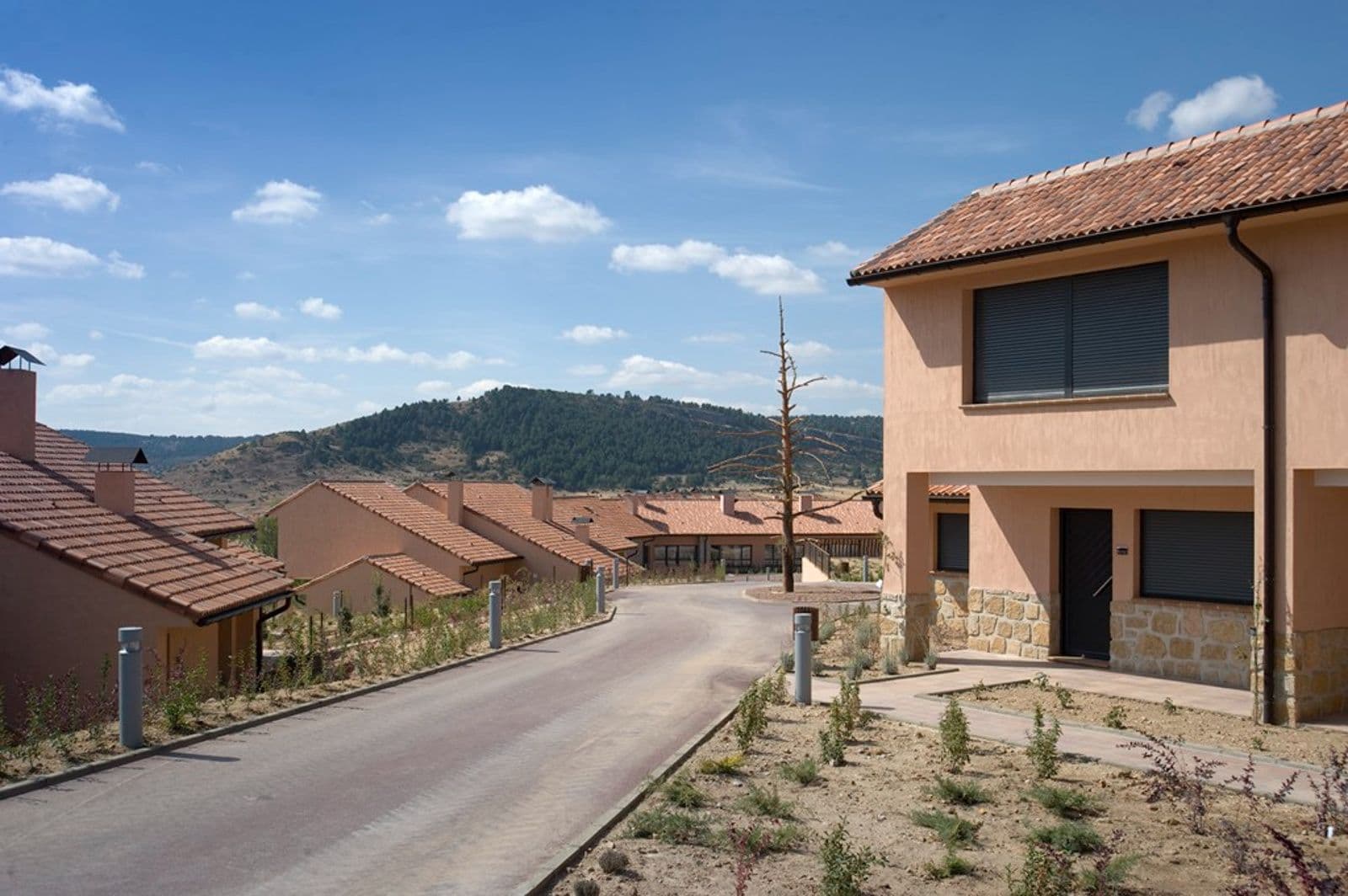 Hotel con apartamentos y piscina en Orea - 5