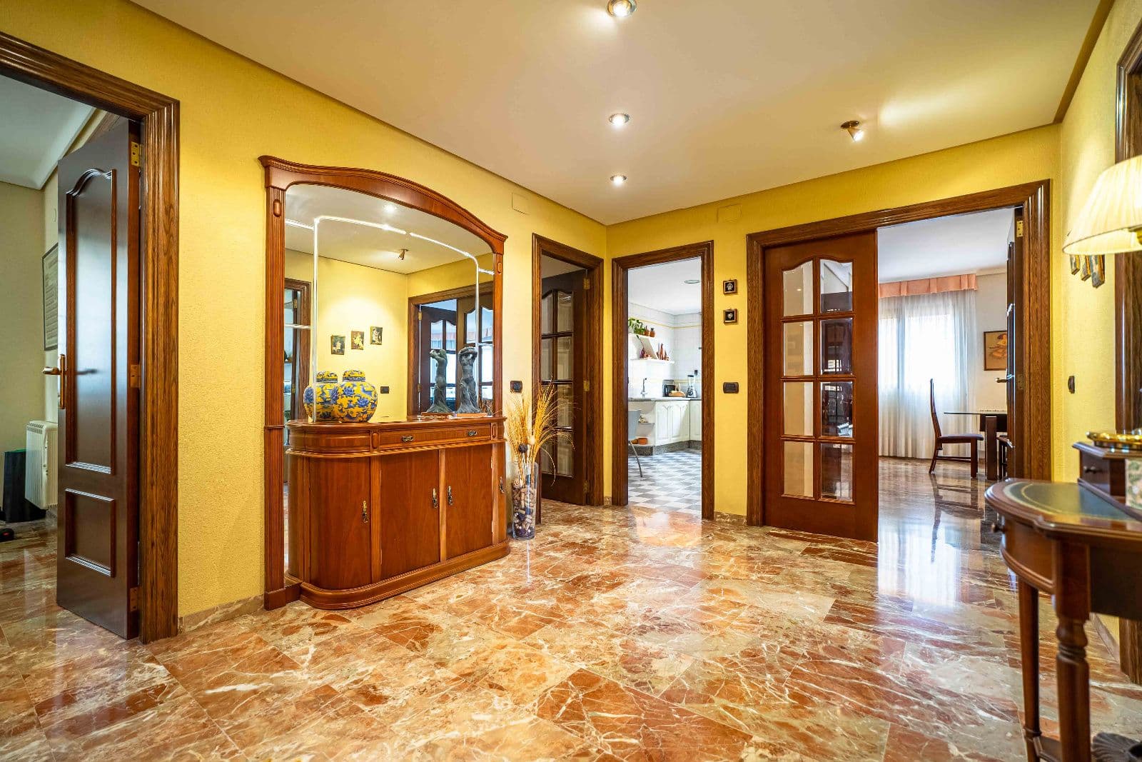 Amplio piso en Vila-real con 6 habitaciones, garaje y ascensor