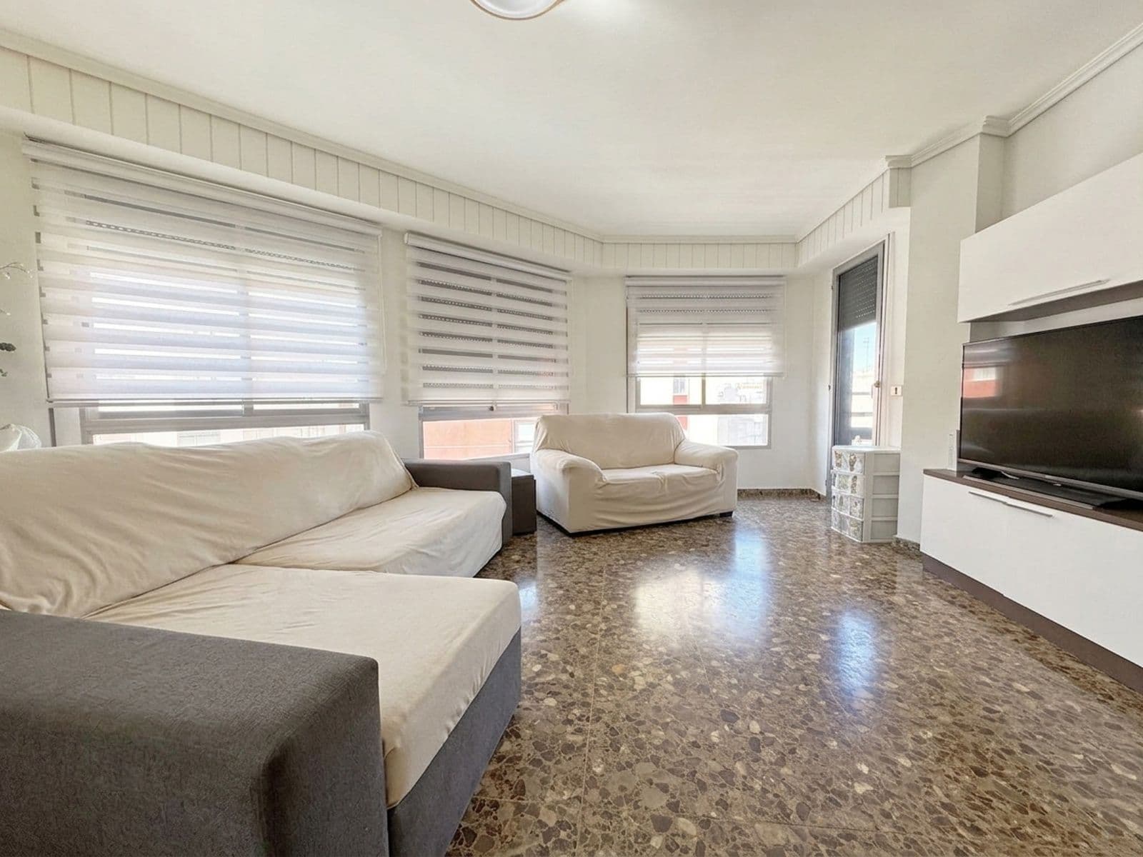 Edificio con local y 2 dúplex en Burriana